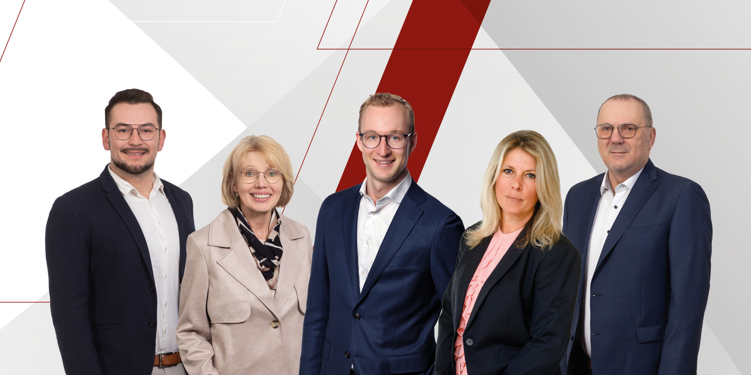 Das W+O Versicherungsservice-Team — fünf Mitarbeitende vor dem W+O-Brand-Hintergrund